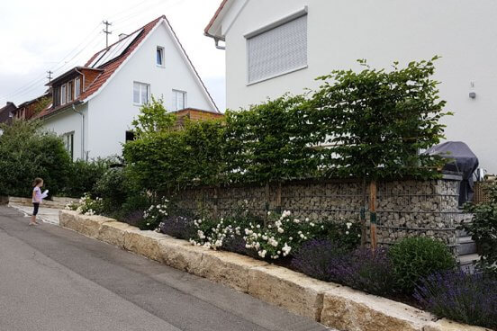 Hofeinfahrt mit Wohnterrasse direkt am Haus.