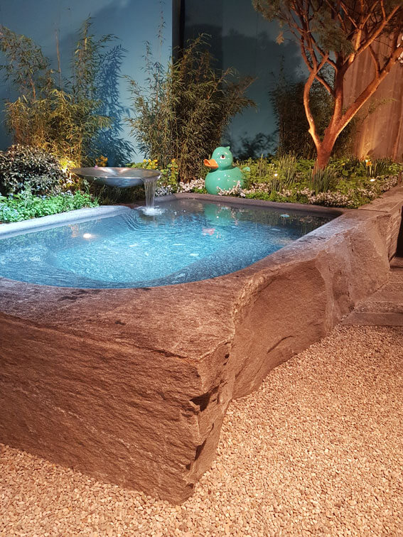 Gartengestaltung mit Natursteinpool.