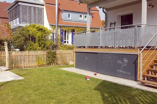 Gartenplanung eines Familiengartens in Derendingen. Terrassenverkleidung mit Maltalfeln für die Kinder.