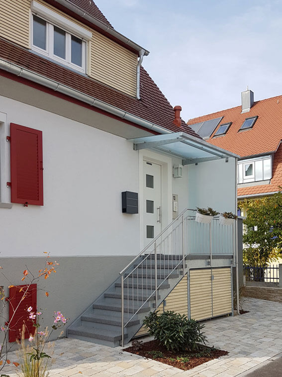 Umgestaltung des Vorgartens mit neuem Hauseingang.