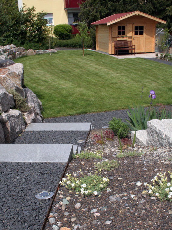 Blick in den Garten mit Gartenhaus