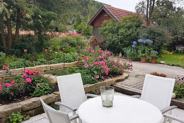 Neues Staudenbeet in Bauerngarten